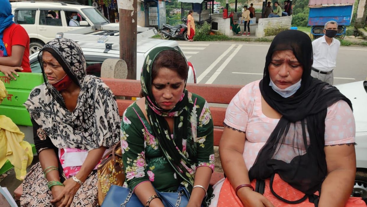Woman caught red-handed doing chain snatching
