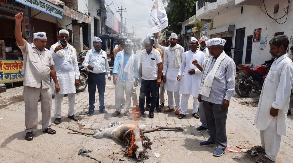 AAP burns Chief Minister's effigy over the issue of tubewell connection