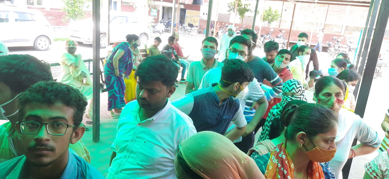 The web portal of Corona Vaccine remained closed for three hours, yet people remained in lines