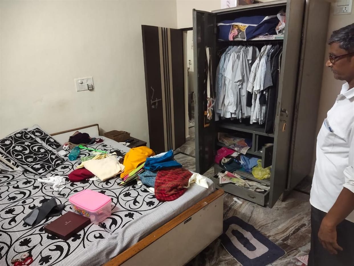 10 lakh goods stolen including car and cash