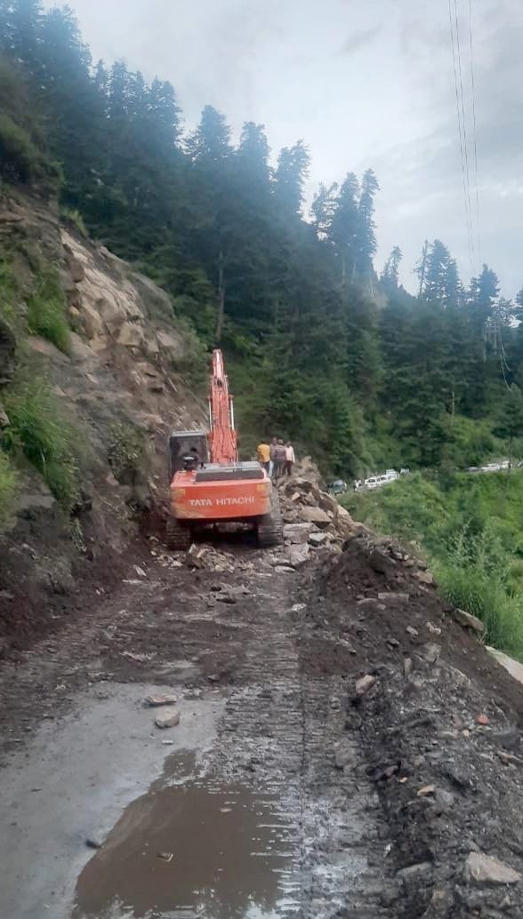Larji-Sainj road closed for four hours due to landslide