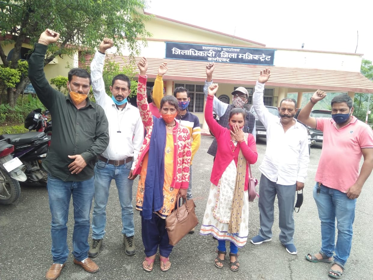 Kausani Nagar Panchayat protest in DM office