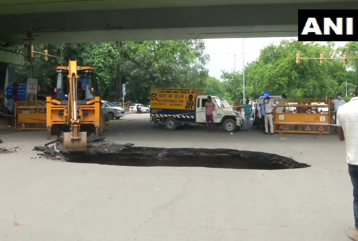 massive sinkhole seen near Hauz Khas No one injured cracked sewer line connected to Delhi Jal Board