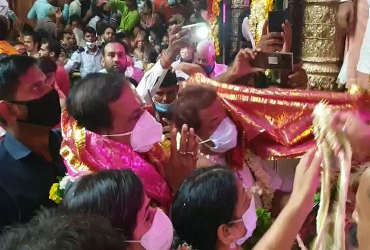 BSP Leader Satish Chandra Mishra Offered Prayers At Banke Bihari Temple Vrindavan