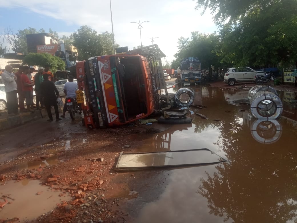 Highway jammed for two hours after the truck overturned, Yamunanagar