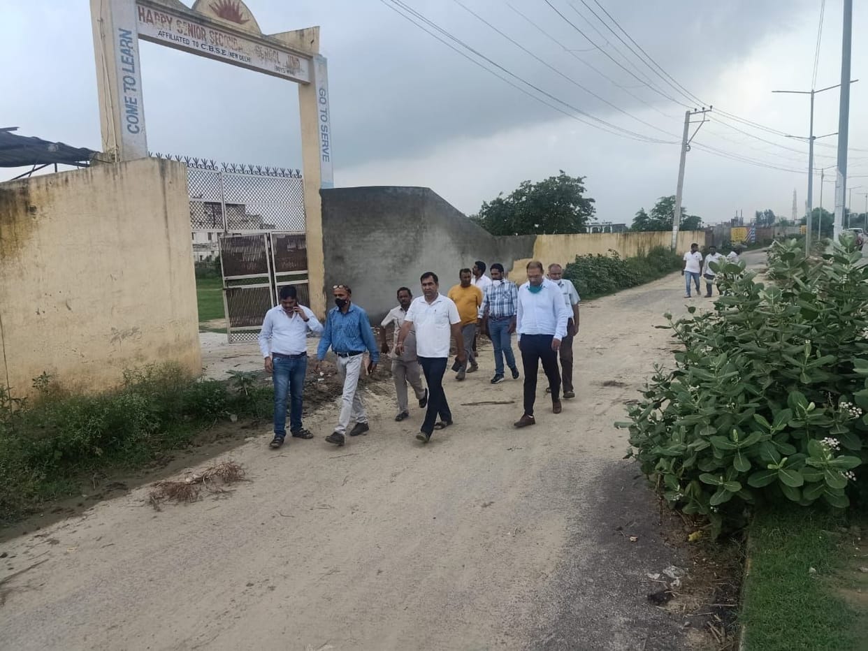 Officials came out to know the reason behind road collapse on Rohtak Road and Mini Bypass