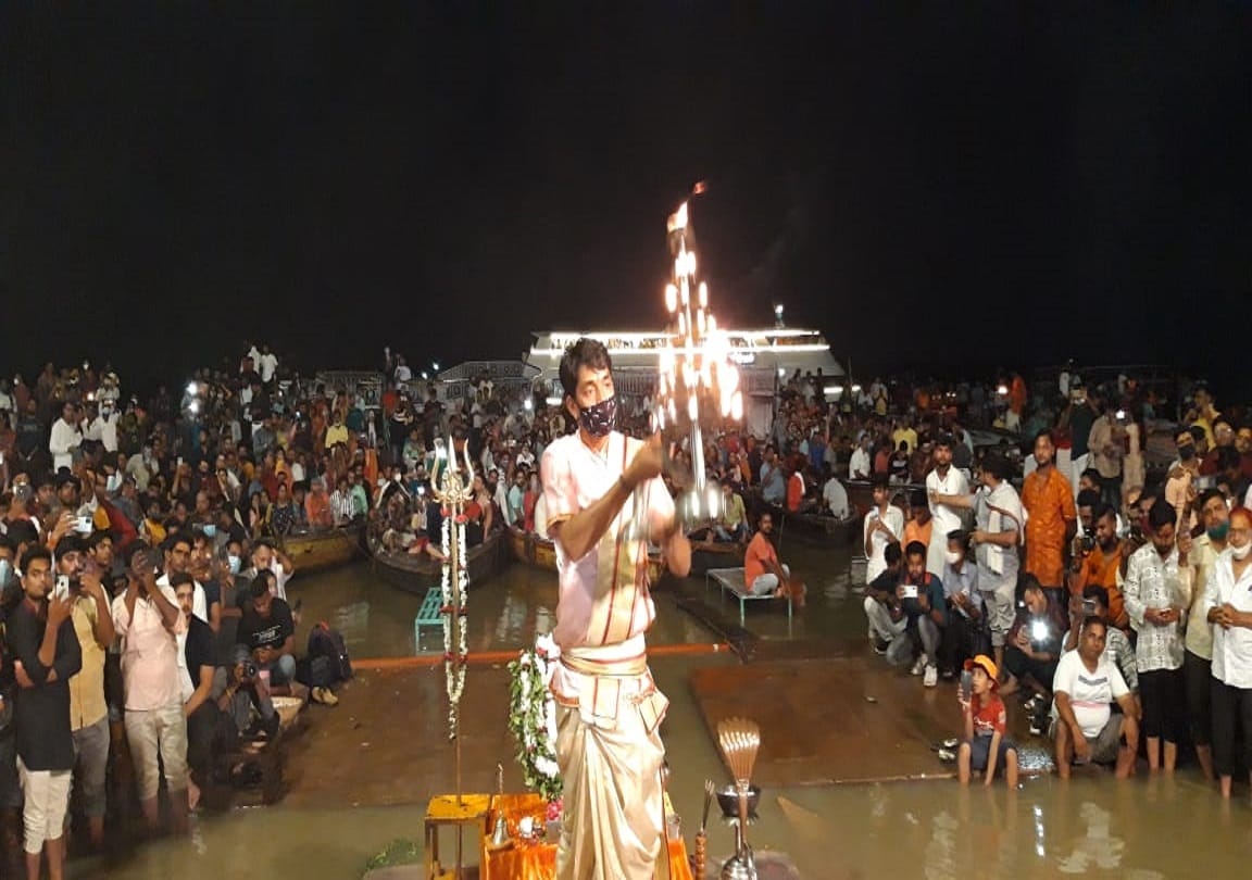 ganga water level continuously increasing in varanasi ghat lost contact and also changed venue of world famous ganga arti  see pictures