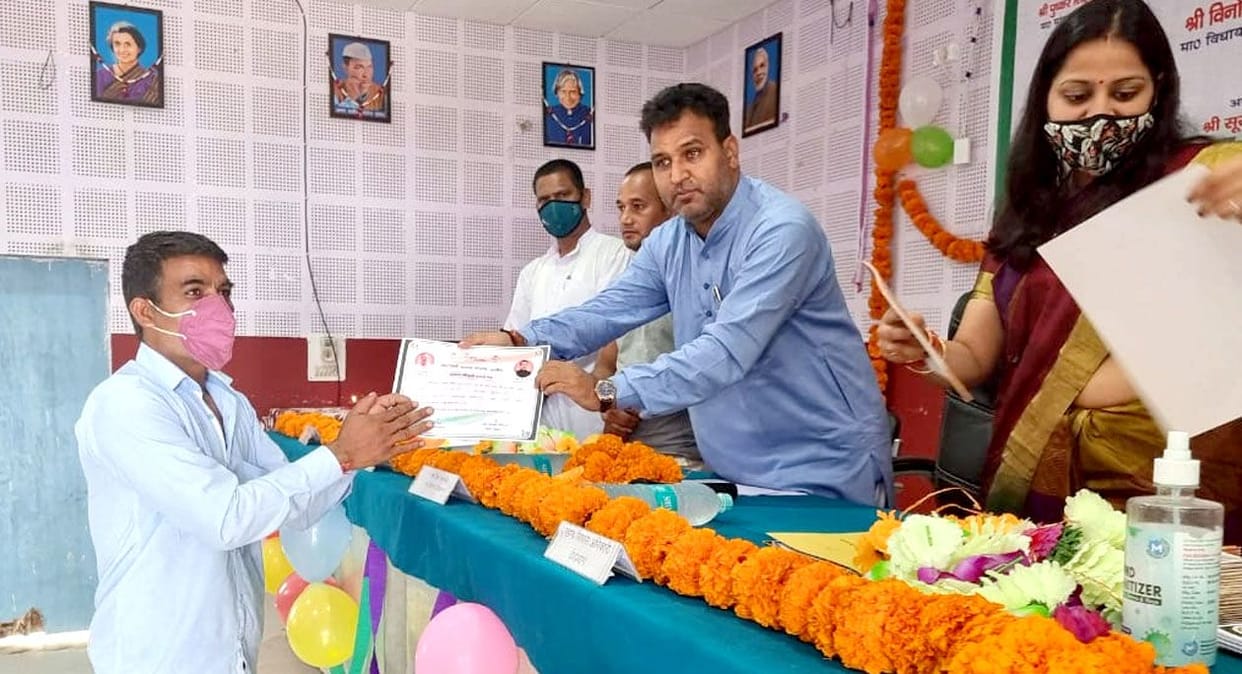 Certificates of acceptance of housing handed over to 41 beneficiaries