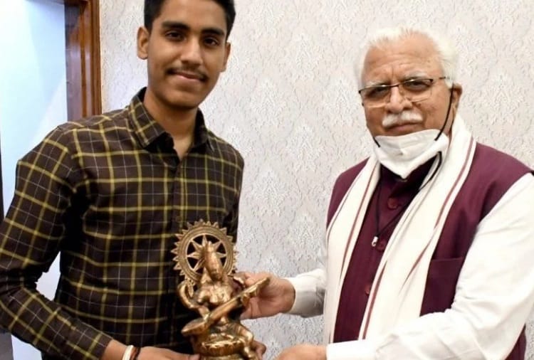 Haryana Government decided to give One lakh Rupees to CBSE 12th All India Topper Hiteshwar Sharma