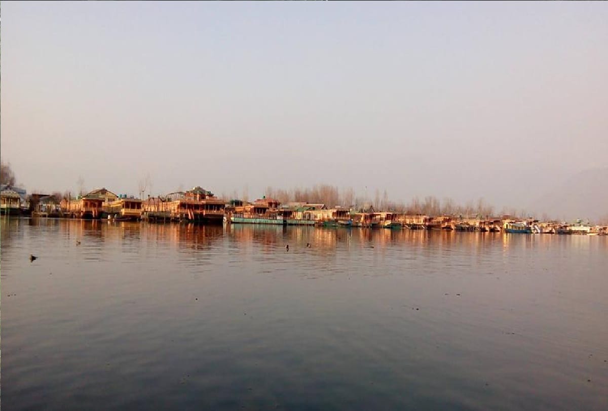 Houseboat sinks in Srinagar Jhelum river family saves life by jumping