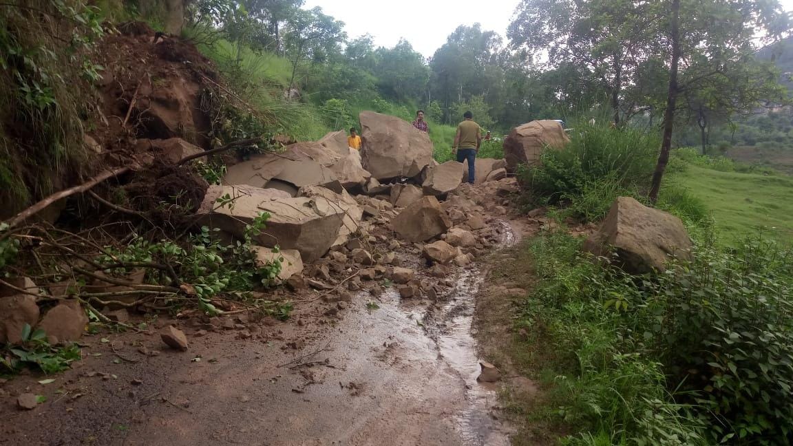 Ramshehar-Chamdaar road blocked due to land slide near Simani