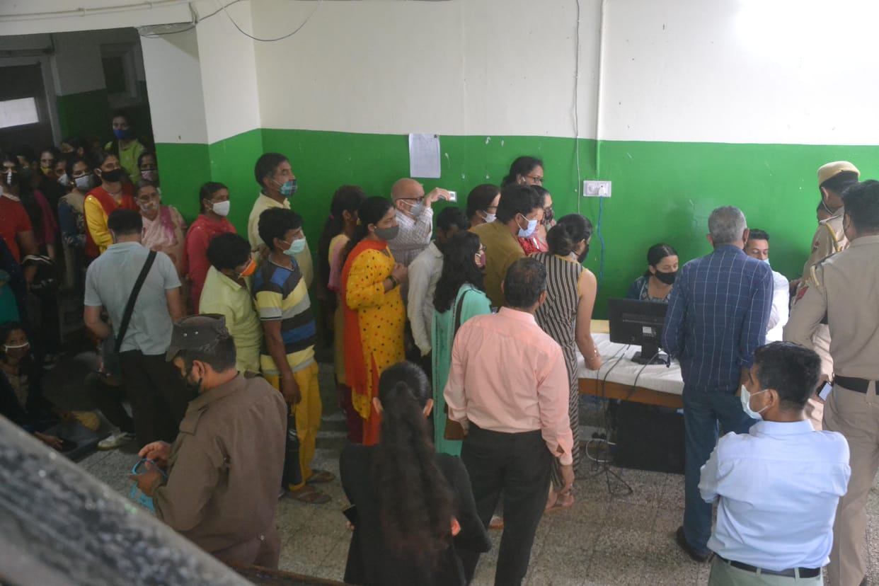 Crowd gathers outside vaccination centre as internet collapse