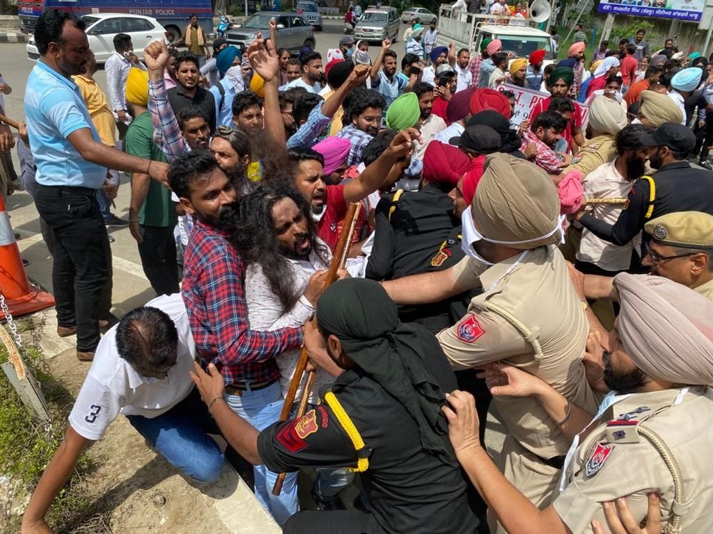 Going to besiege Moti Mahal, the unemployed clash with the police, the turbans of many came down