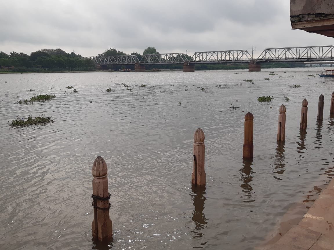 Mathura: Yamuna's water level increased due to one lakh cusecs of water released from Okhla