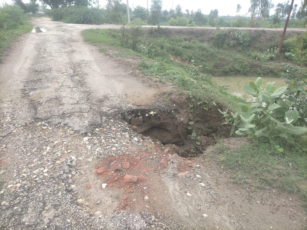 Pit made in Yamuna embankment, crack came