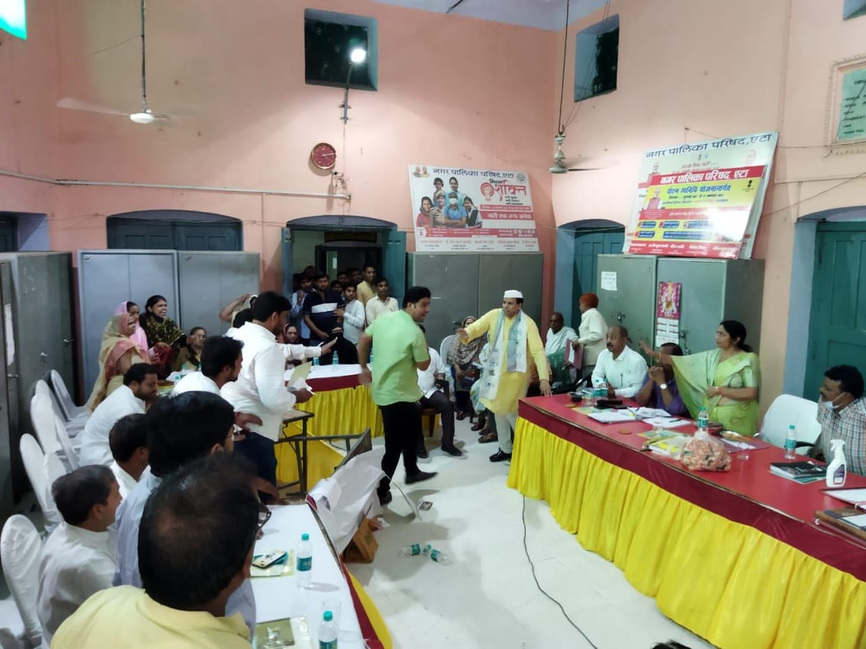 Uproar in the budget board meeting of the municipality, threw the chair table