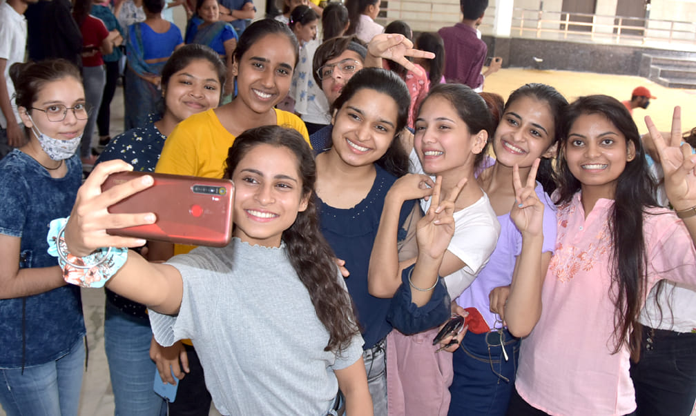 Aditi Goyal became district topper with 99.8 percent marks