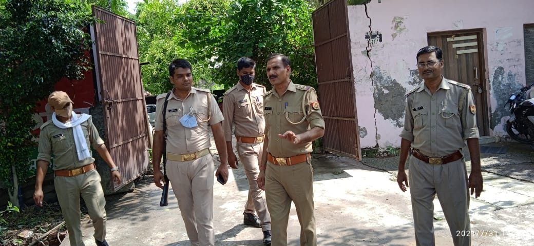 Hathras police raid the house of Etah rebels