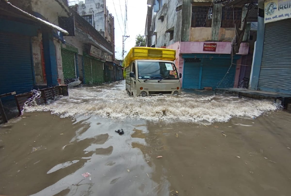 Water increased again in low-lying areas including Gorakhpur-Deoria main road