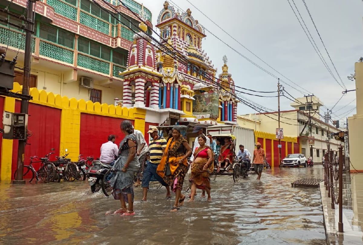 Water increased again in low-lying areas including Gorakhpur-Deoria main road
