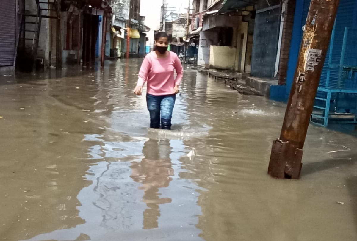 Water increased again in low-lying areas including Gorakhpur-Deoria main road
