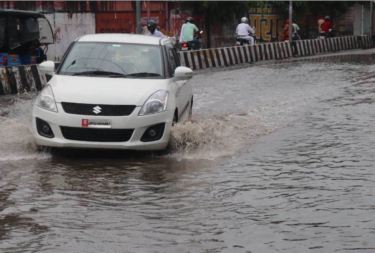 Water increased again in low-lying areas including Gorakhpur-Deoria main road