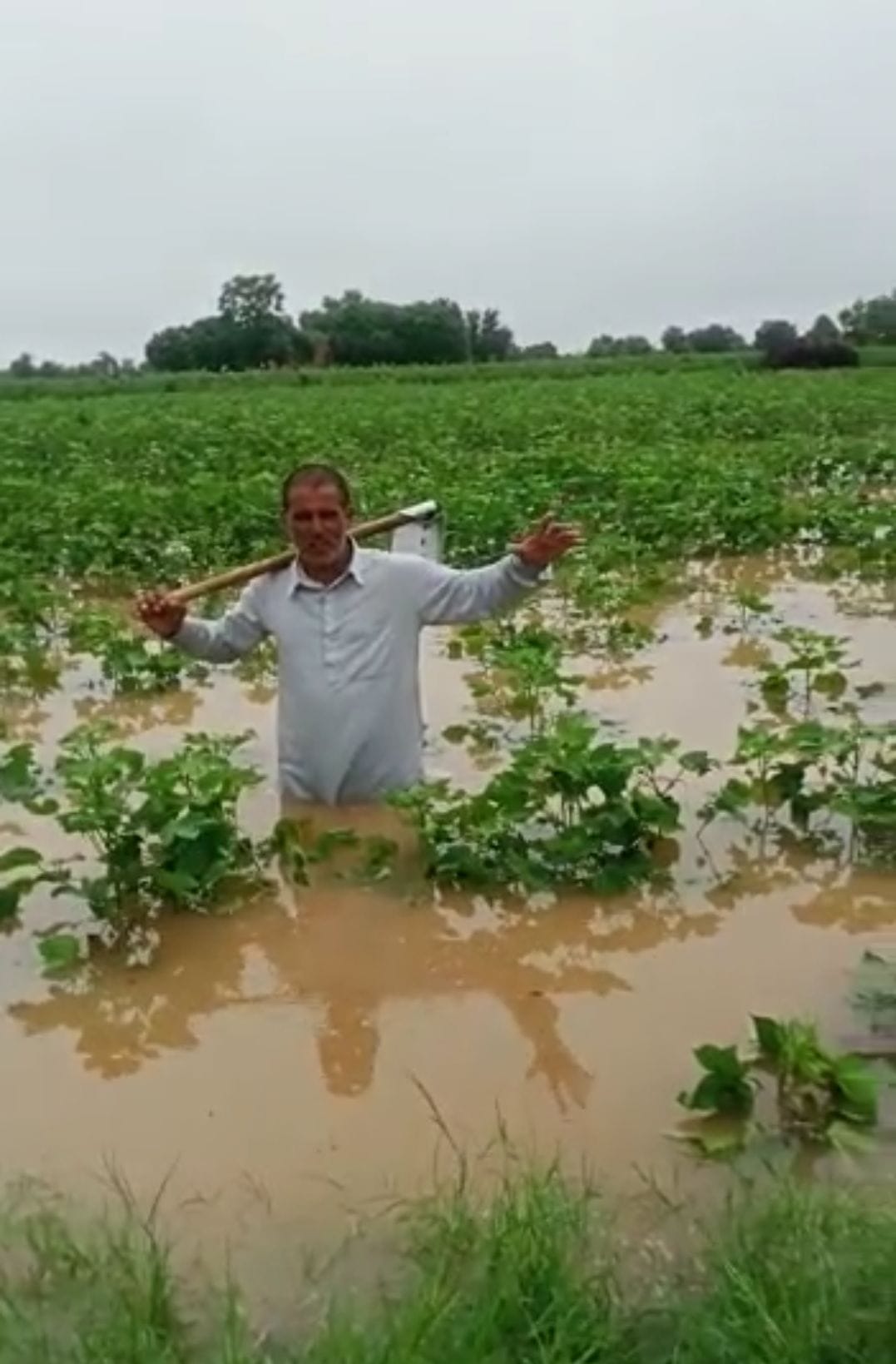 The water coming out of the city increased the problems of the farmers