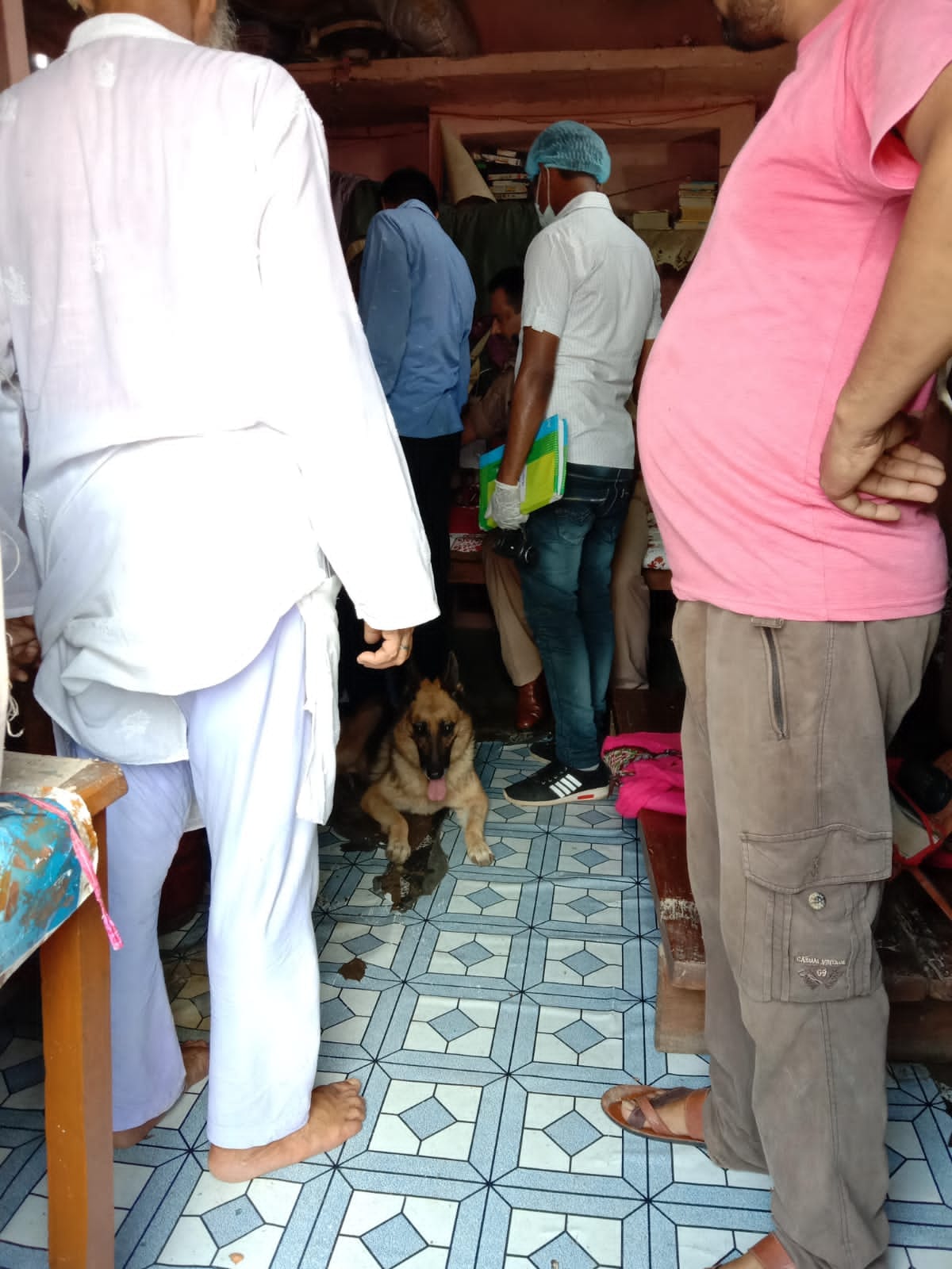 etawah news,Lakhs stolen from the merchant's house, took away the safe