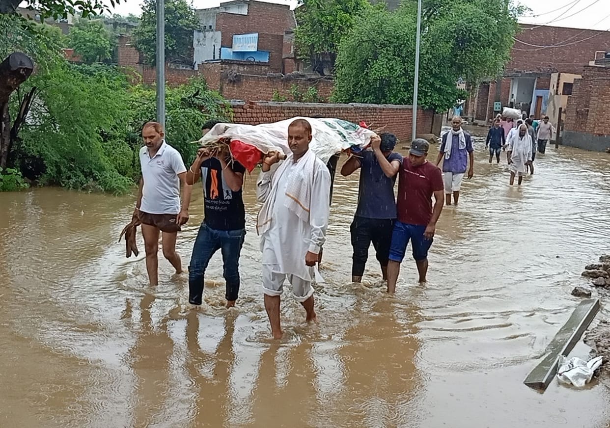 The roads took the form of a pond due to the rain of the third day