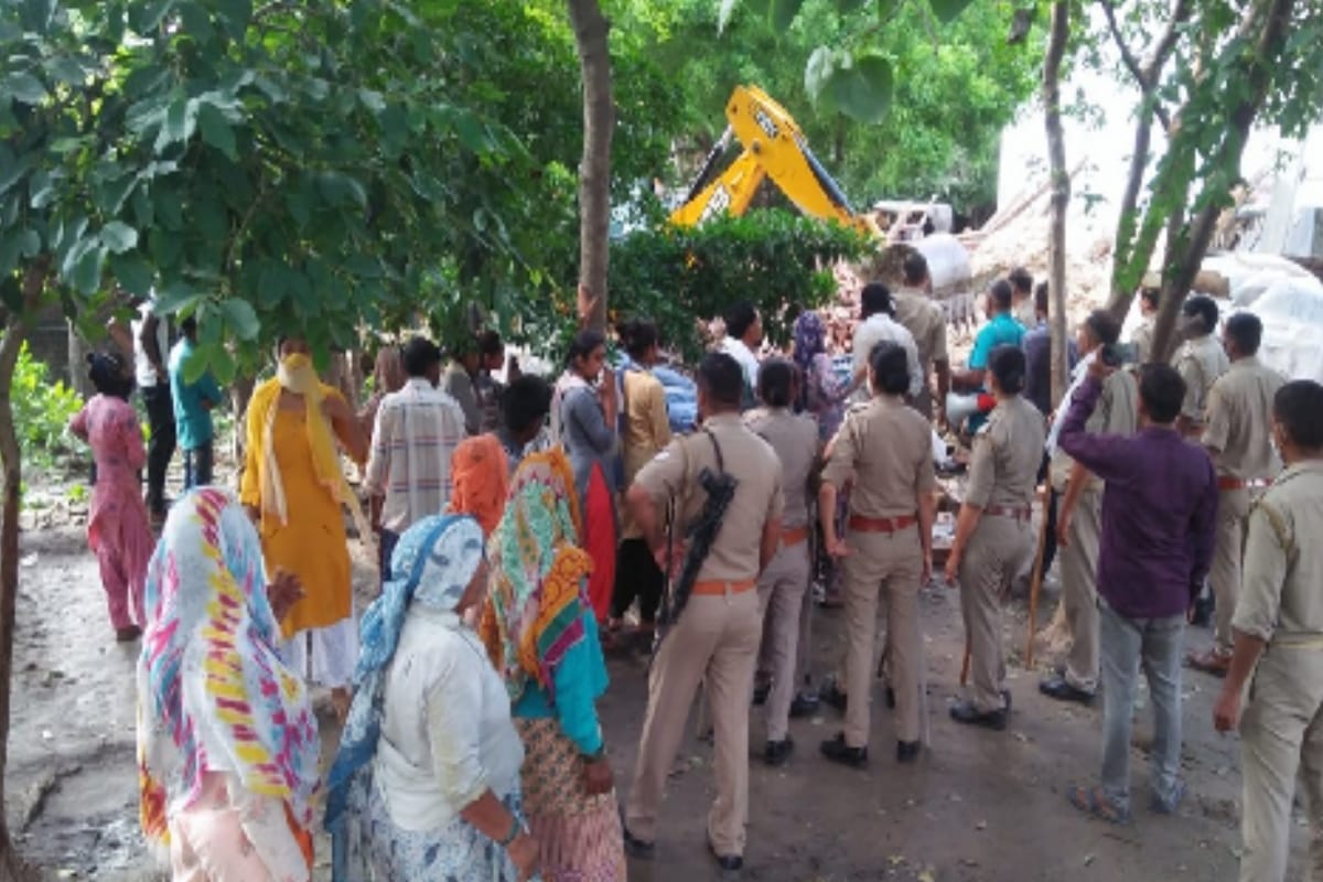 Baghpat News: Woman's attempt to commit suicide in protest against eviction of land