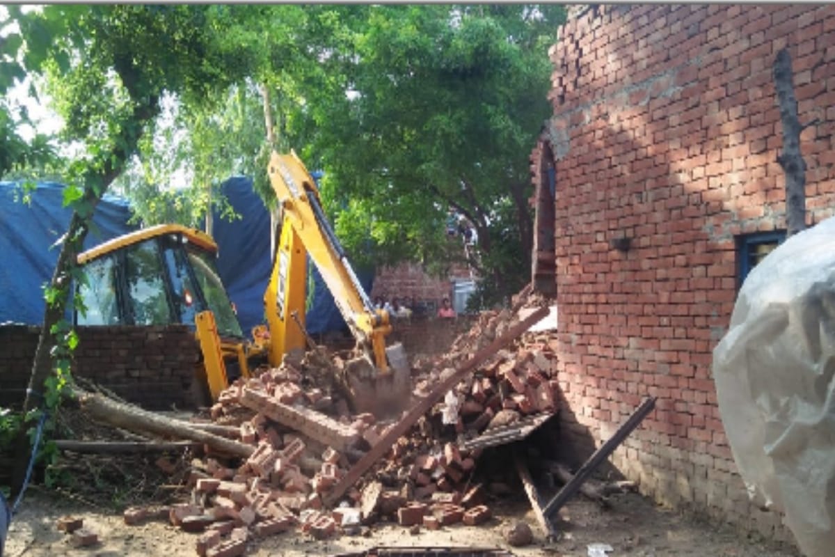 Baghpat News: Woman's attempt to commit suicide in protest against eviction of land
