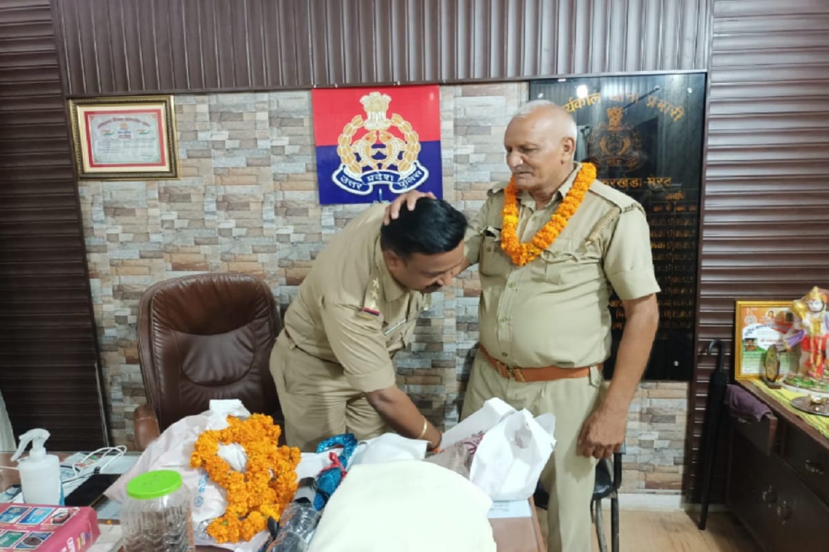 UP News: Last farewell to retired home guard at Kanker Khera police station in Meerut