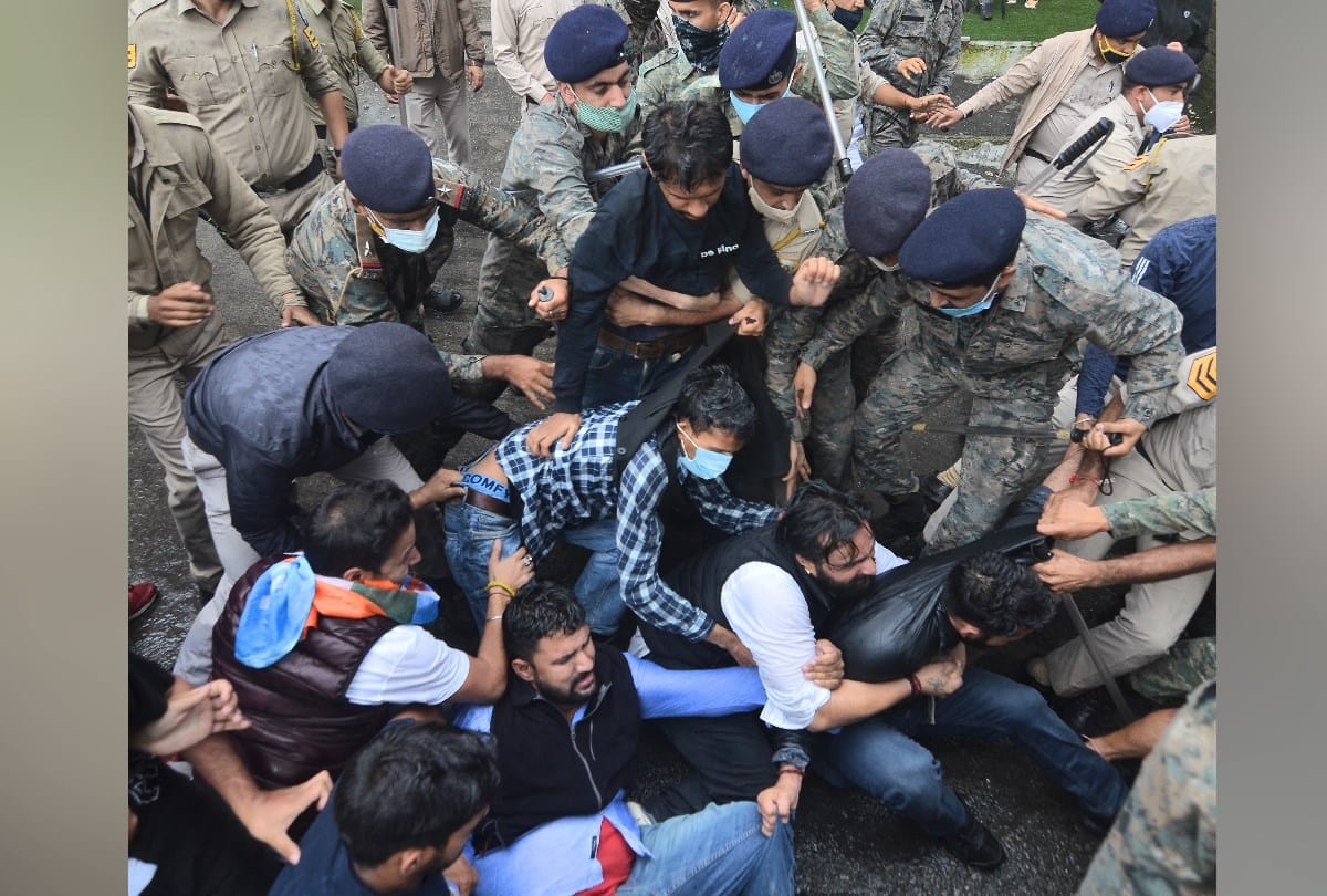 NSUI workers protest outside VC ofiice Hpu Shimla