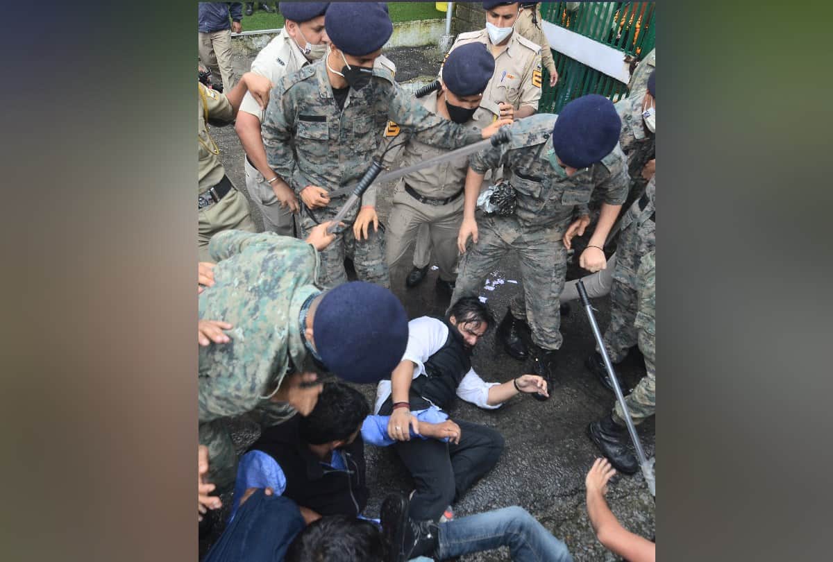 NSUI workers protest outside VC ofiice Hpu Shimla