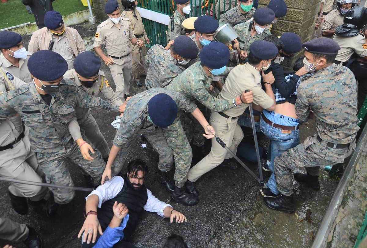 NSUI workers protest outside VC ofiice Hpu Shimla