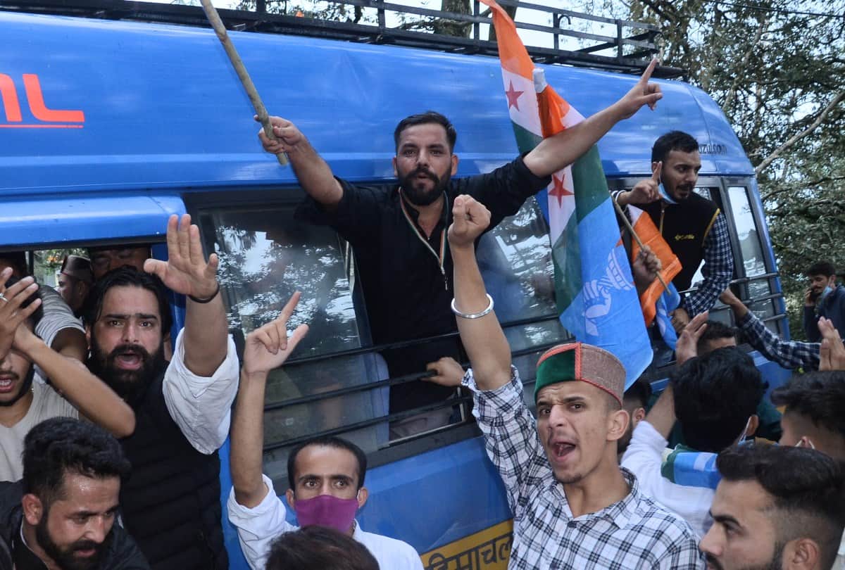NSUI workers protest outside VC ofiice Hpu Shimla