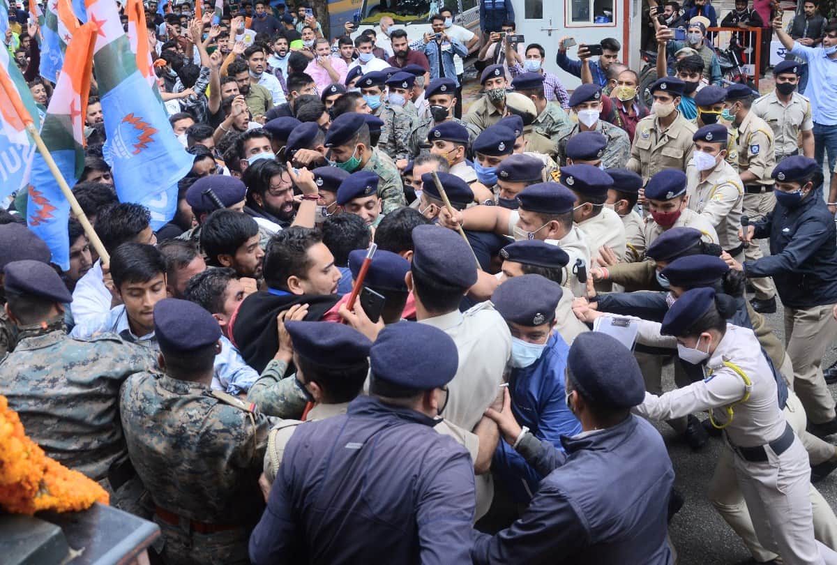 NSUI workers protest outside VC ofiice Hpu Shimla