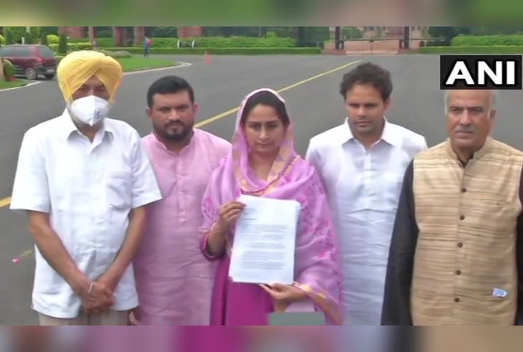 A Delegation led by MP Harsimrat Kaur Badal of Shiromani Akali Dal met President Ramnath Kovind at Rashtrapati Bhavan