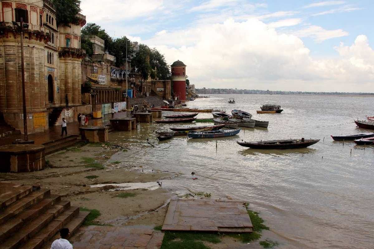 Varanasi ganga water level increasing three cm every hour ghats stairs started sinking