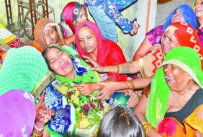 रोते बिलखते मृतकों के परिजन