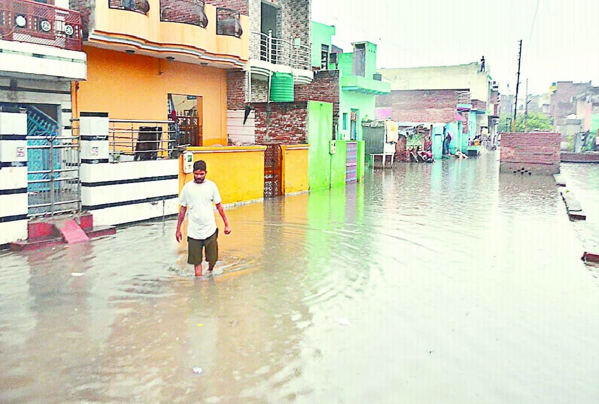 people facing troubles due to waterlogging during rain in agra