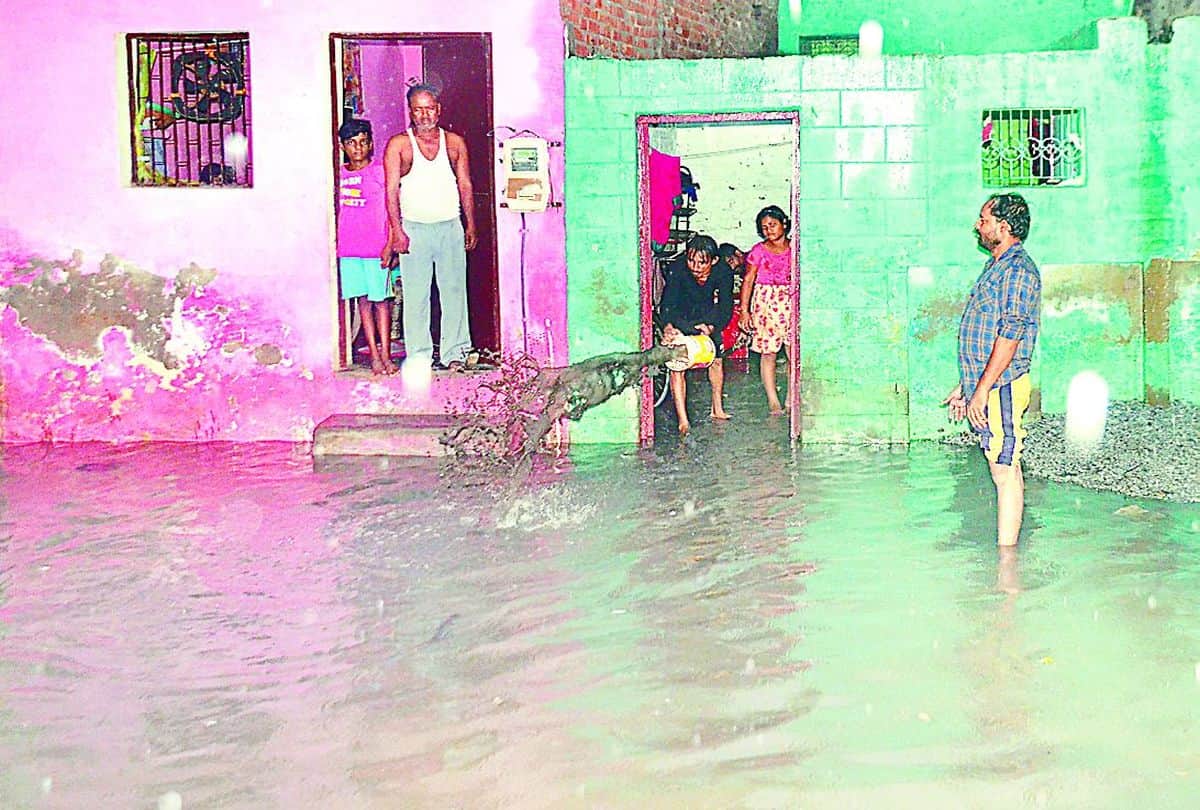 people facing troubles due to waterlogging during rain in agra