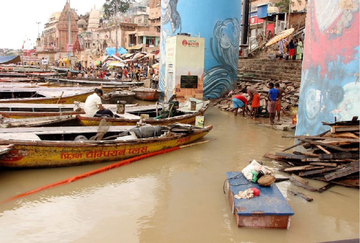 ganga water level increasing in varanasi about to touch danger mark ghat lost contact and also changed cremation site see photos