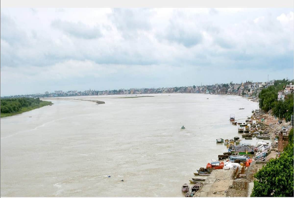 ganga water level increasing in varanasi about to touch danger mark ghat lost contact and also changed cremation site see photos