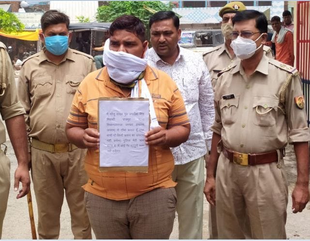 Hathras: Sonu Yadav, reward of 25 thousand, surrendered