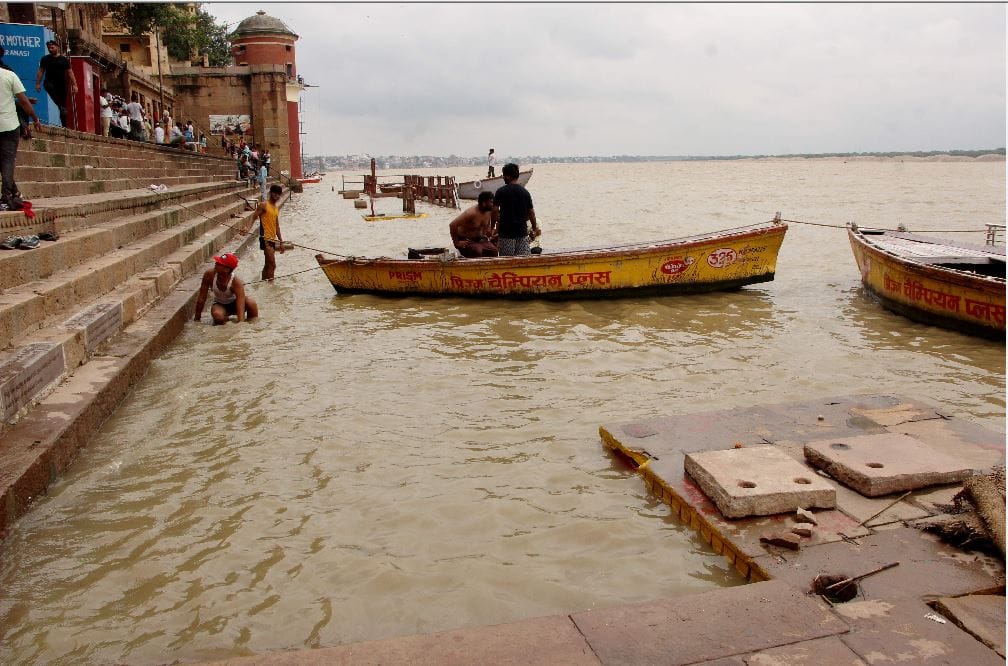 ganga water level continuously increasing in varanasi ghat lost contact and also changed venue of world famous ganga arti  see pictures