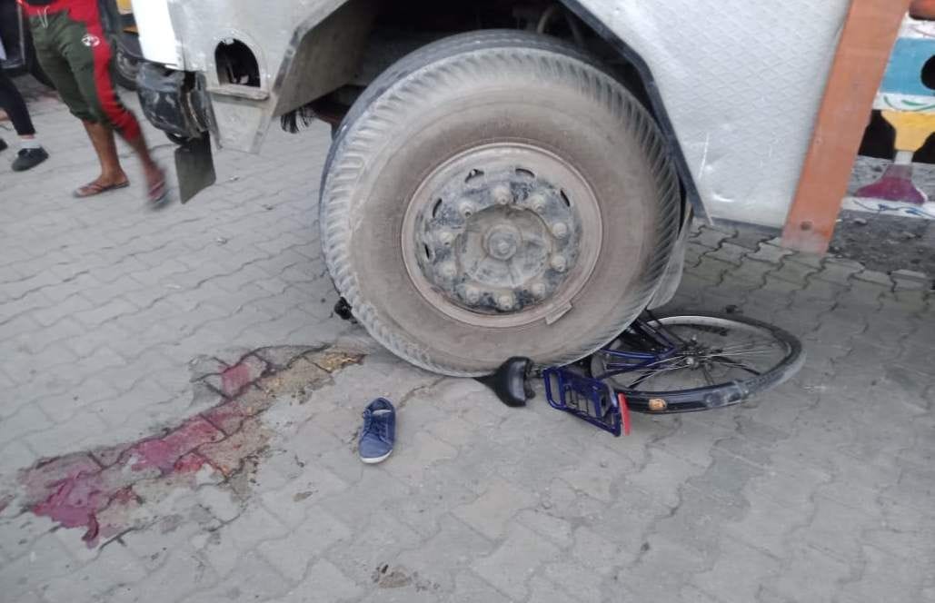cyclist girl crushed by truck