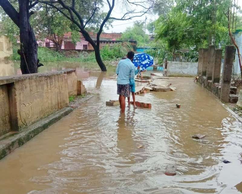 Houses fell due to rain, water entered the houses
