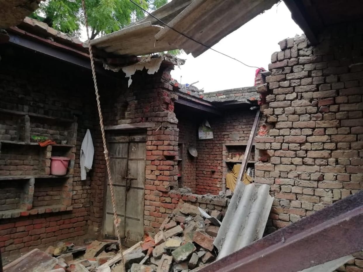 Hathras: Houses collapsed in Bisawar, Kajrothi due to rain, damage done