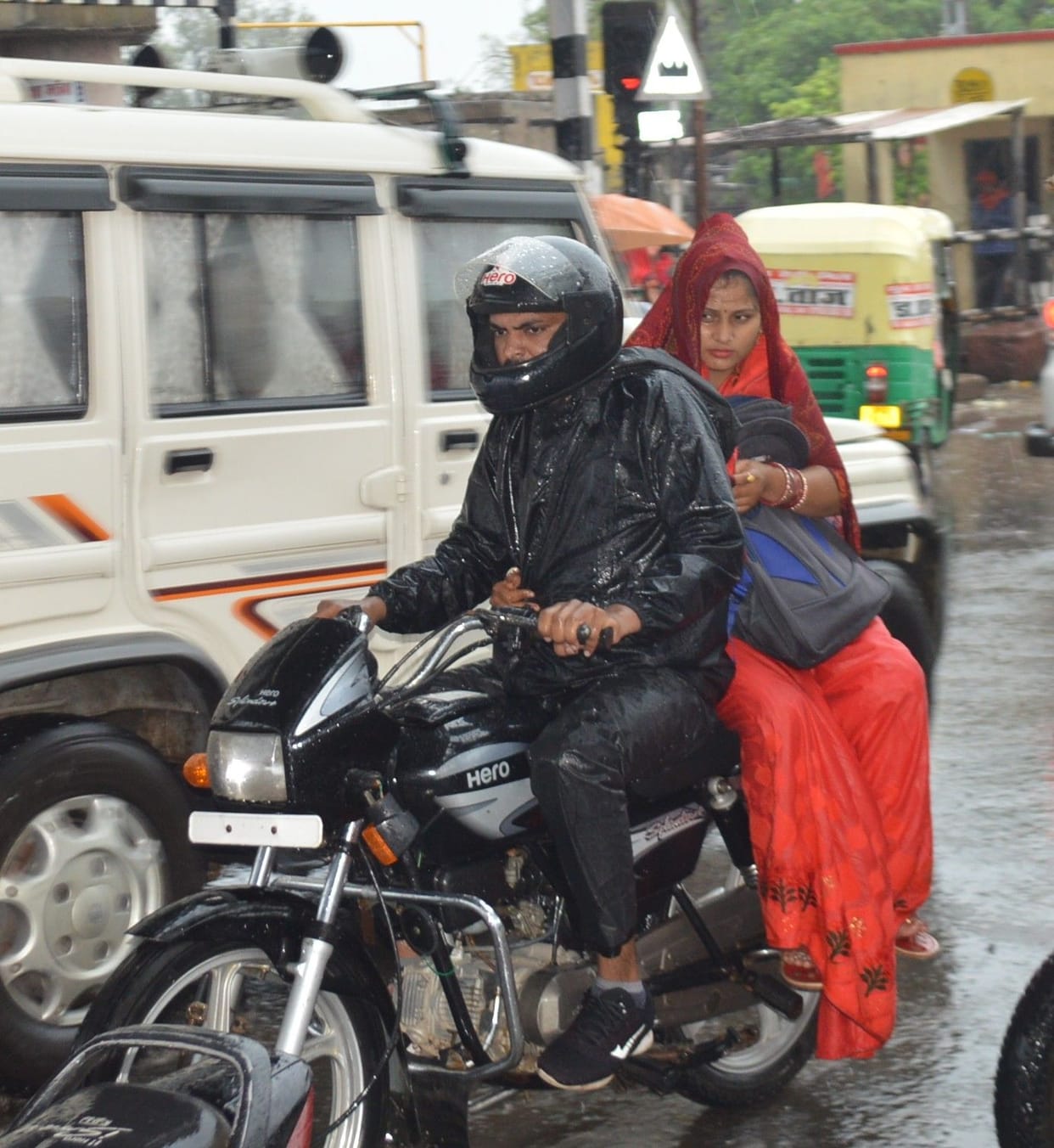 drizzling rain, people are helpless